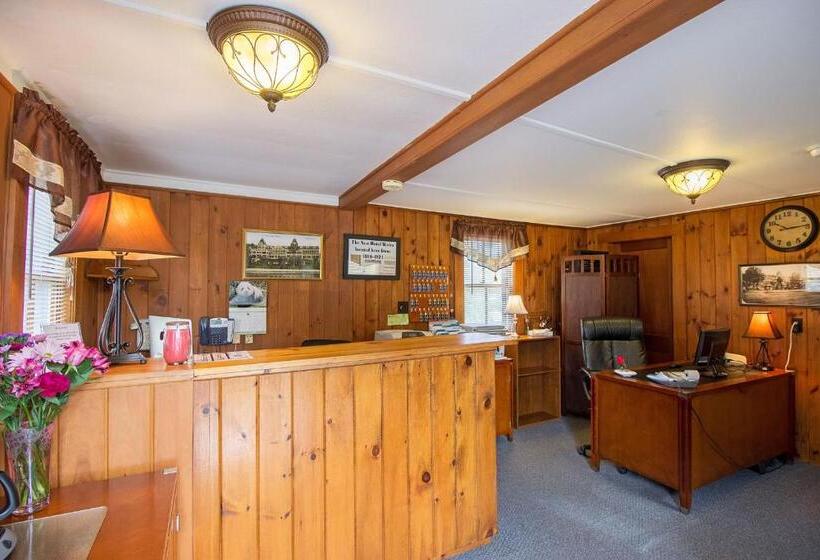 Half Moon Motel & Cottages