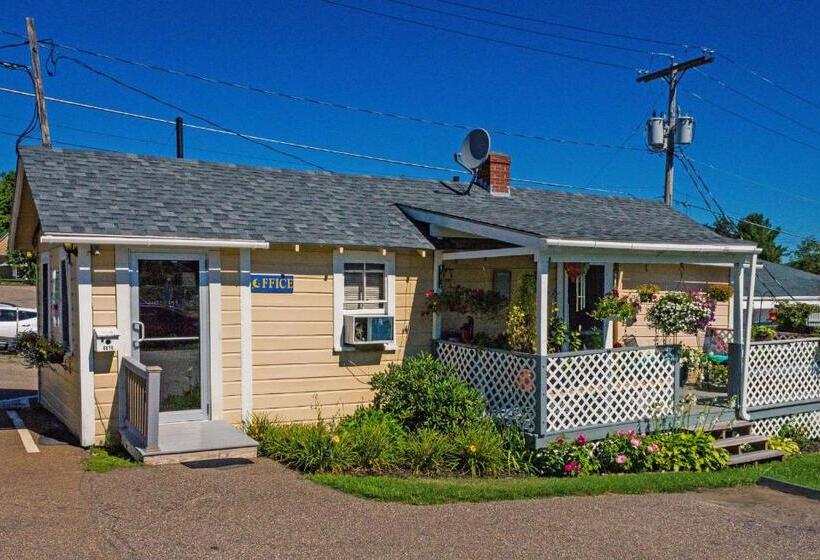 Half Moon Motel & Cottages