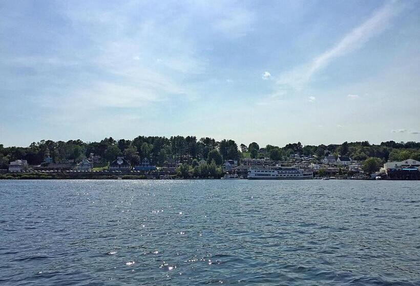 Half Moon Motel & Cottages