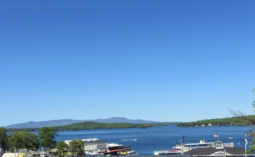 Half Moon Motel & Cottages