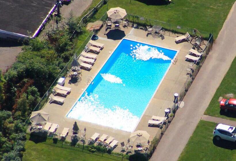 Half Moon Motel & Cottages