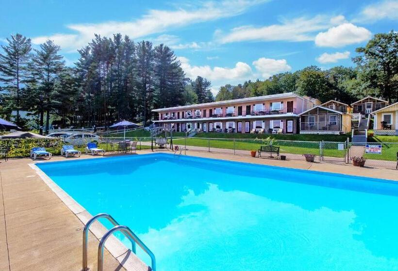 Half Moon Motel & Cottages