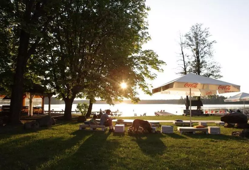 ホテル Jabłoń Lake Resort