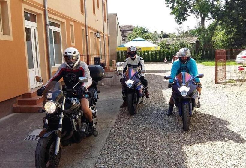 هتل Pensiunea Claudiu