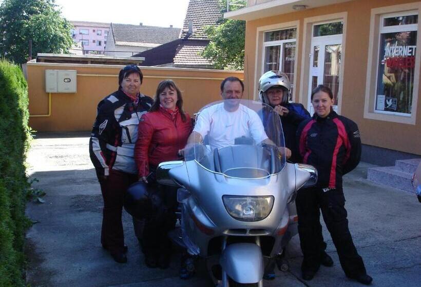 هتل Pensiunea Claudiu