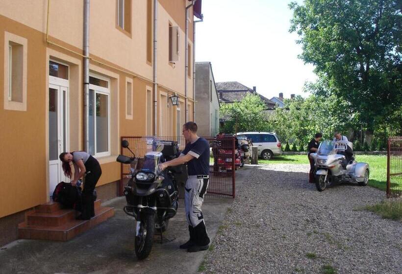 هتل Pensiunea Claudiu
