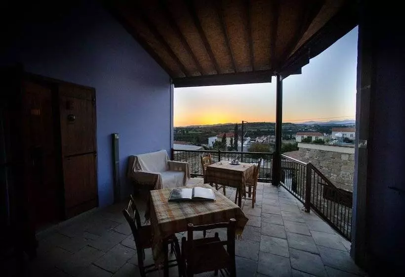 هتل Teacher S House