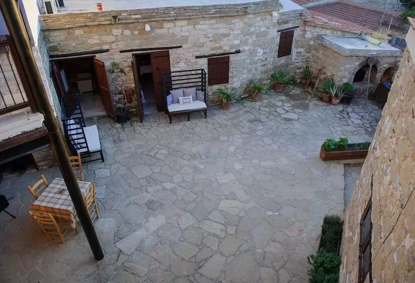 هتل Teacher S House