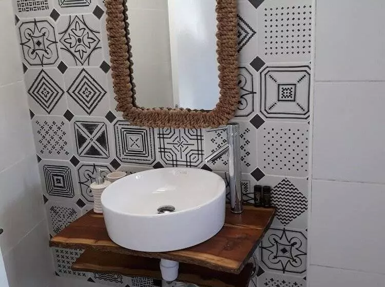 هتل Teacher S House