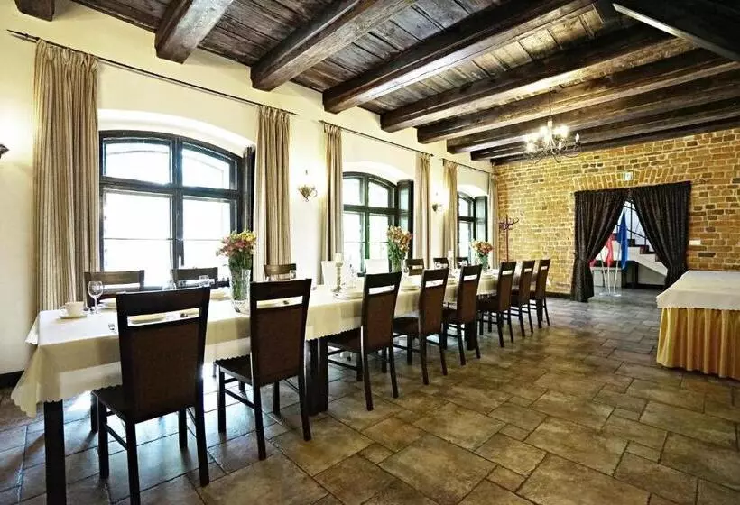 Hotelli Zamek Królewski We Wschowie