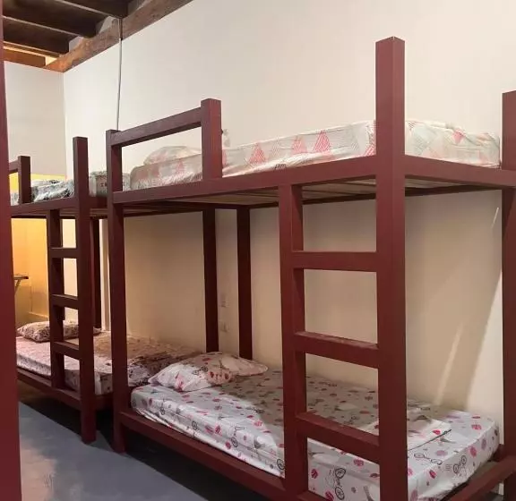 Hostel Tuanis Surf Camp
