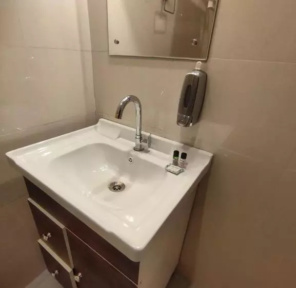 Hotelli Grace Inn Guest House, Near Airport And Ion Digital