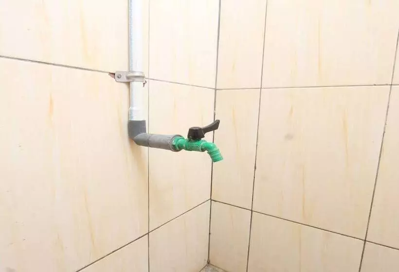 ホテル Oyo Life 93256 Kos Meninting