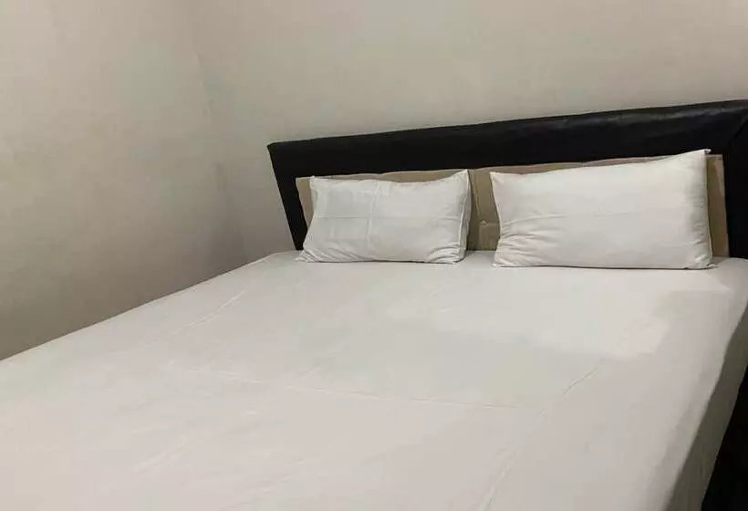 ホテル Oyo Life 93256 Kos Meninting