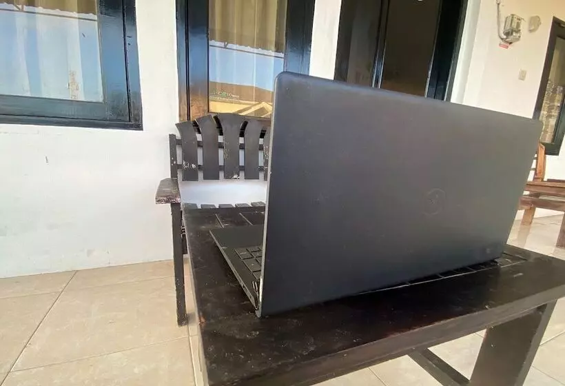 ホテル Oyo Life 93256 Kos Meninting