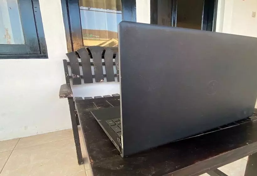 ホテル Oyo Life 93256 Kos Meninting