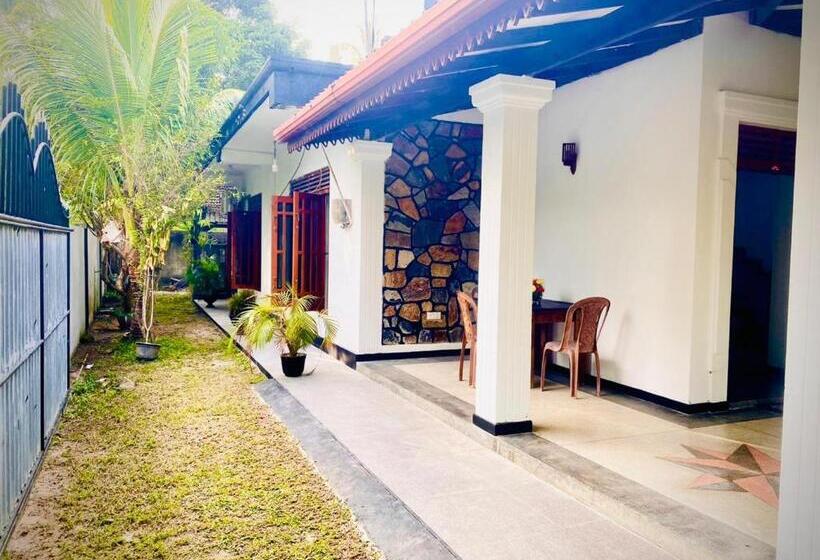 Pension (Hôtel basse catégorie) Serene _ The Shelter 1