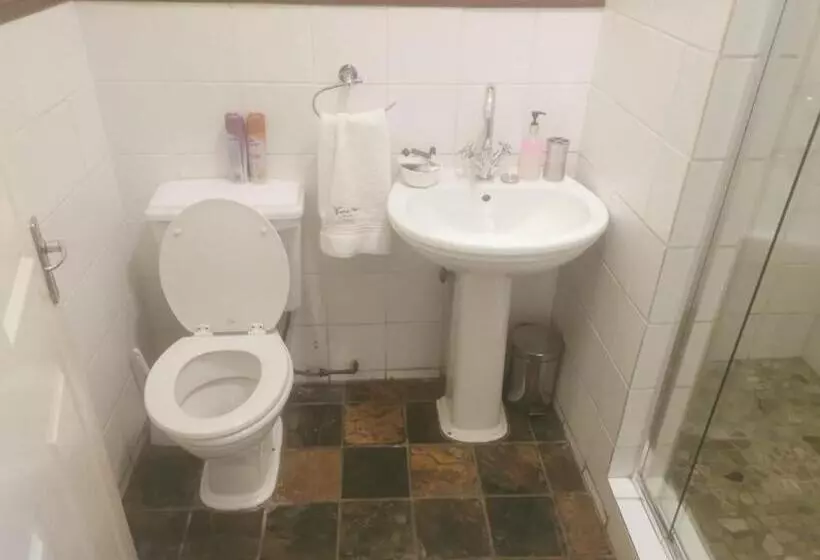 Majatalo Tom S Place Guest House