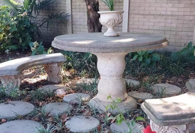 Majatalo Tom S Place Guest House