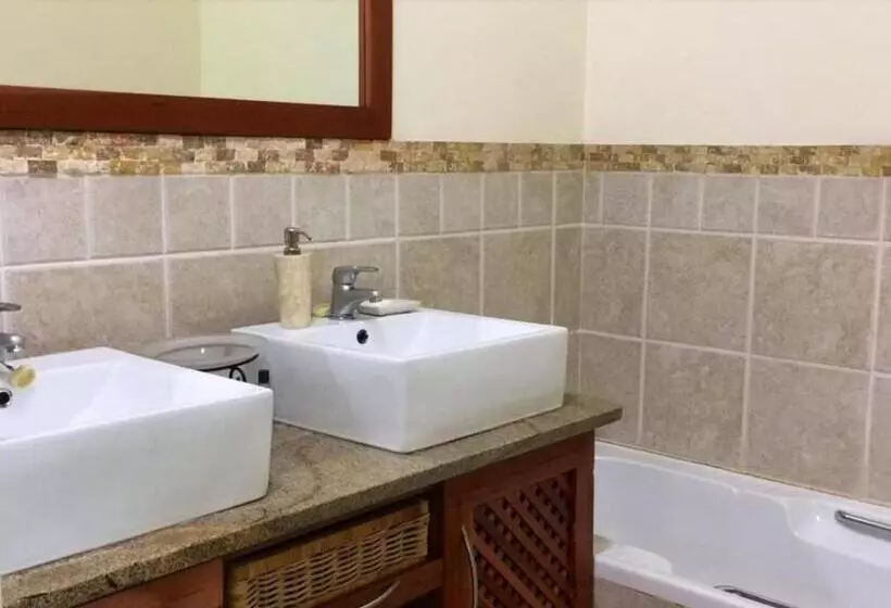 Majatalo Tom S Place Guest House