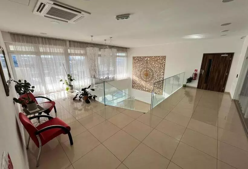 ペンション Ubytovanie Pod Bielymi Karpatmi