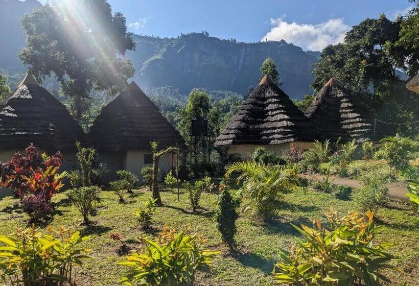 هتل Cwmbale Eco Safari Lodges, Restaurant And Zoo