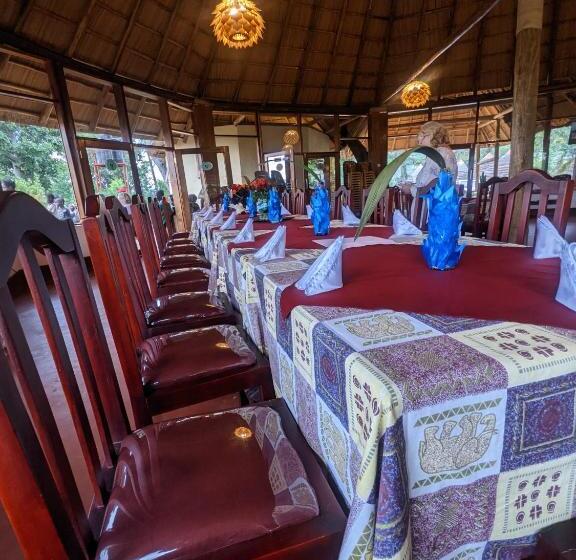 هتل Cwmbale Eco Safari Lodges, Restaurant And Zoo
