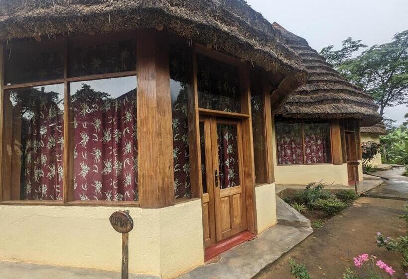 هتل Cwmbale Eco Safari Lodges, Restaurant And Zoo