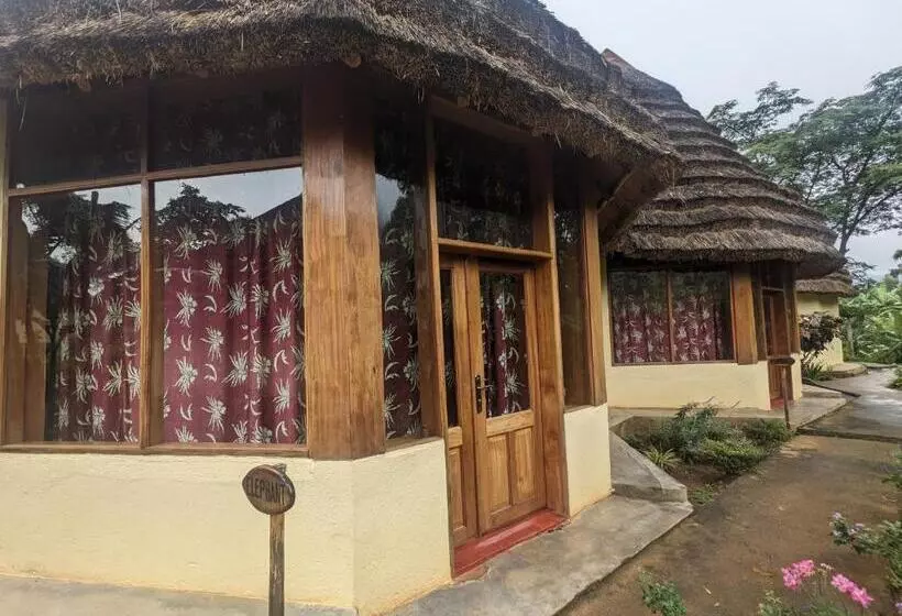 هتل Cwmbale Eco Safari Lodges, Restaurant And Zoo