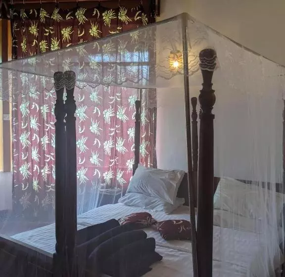 هتل Cwmbale Eco Safari Lodges, Restaurant And Zoo