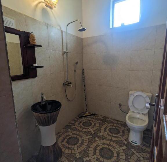 هتل Cwmbale Eco Safari Lodges, Restaurant And Zoo