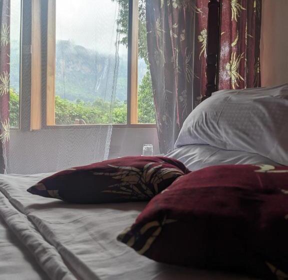 هتل Cwmbale Eco Safari Lodges, Restaurant And Zoo