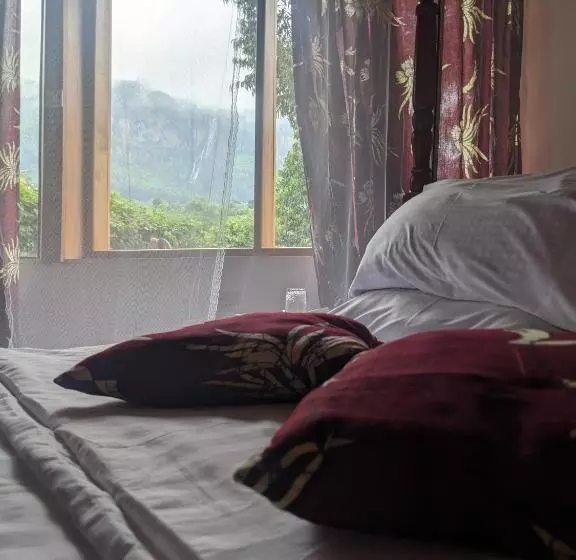 هتل Cwmbale Eco Safari Lodges, Restaurant And Zoo