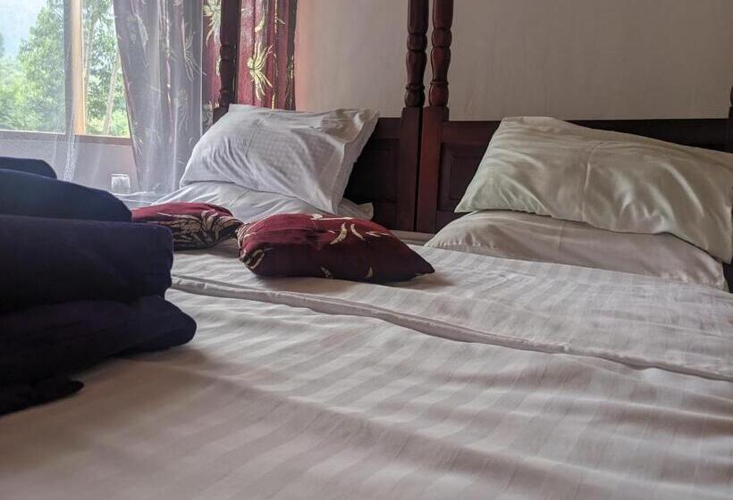 هتل Cwmbale Eco Safari Lodges, Restaurant And Zoo
