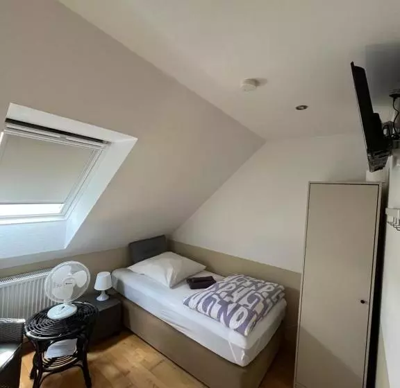 Hotelli Einzelzimmer Mit Bad 14