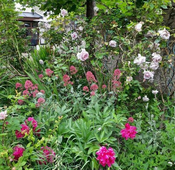 تختخواب و صبحانه Pierres Et Jardins