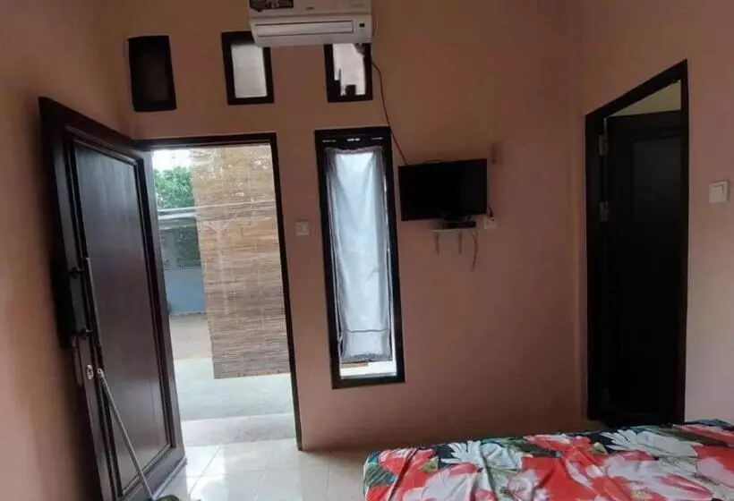 Hotelli Oyo 93525 Griya Wafira Trenggalek Syariah