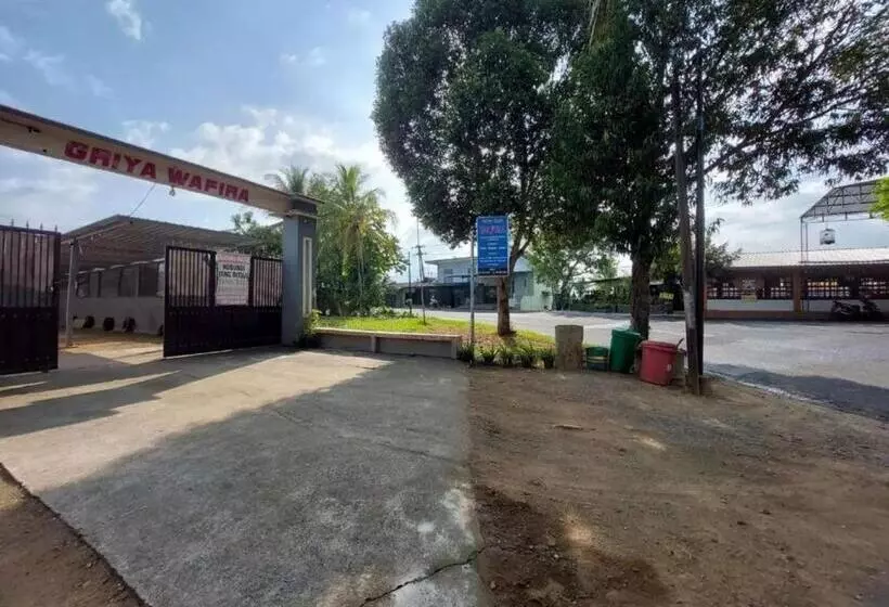 Hotelli Oyo 93525 Griya Wafira Trenggalek Syariah