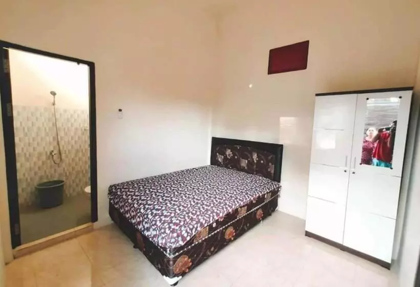 Hotelli Oyo 93525 Griya Wafira Trenggalek Syariah