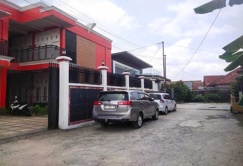 בית מלון כפרי Spot On 93478 Amanda Residence Syariah