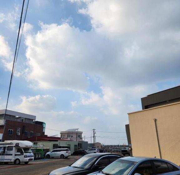 Pensió Bada Village Minbak