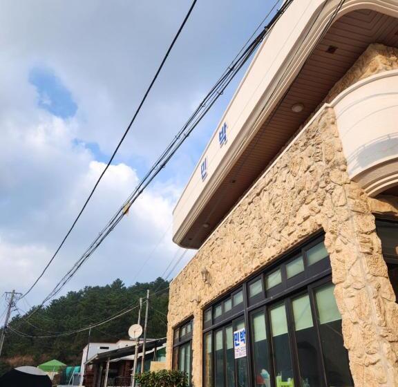 Pensió Bada Village Minbak