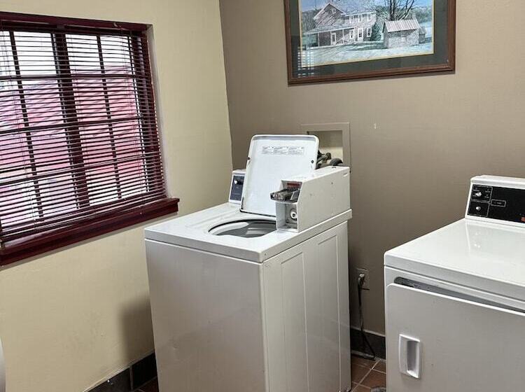 Общежитие Hometowne Studios By Red Roof Lancaster