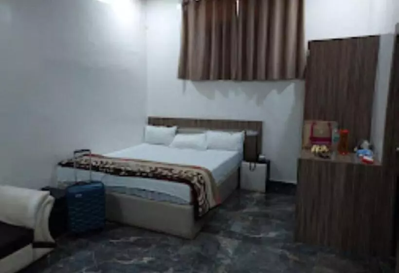 ホテル 100 Blu Madhya Pradesh