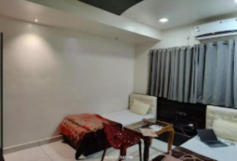 ホテル 100 Blu Madhya Pradesh