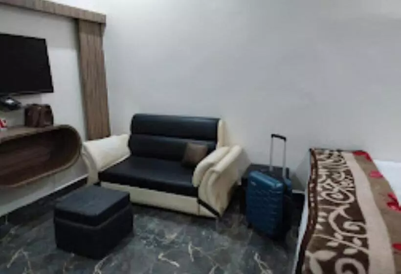 ホテル 100 Blu Madhya Pradesh