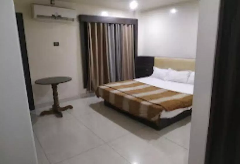 ホテル 100 Blu Madhya Pradesh