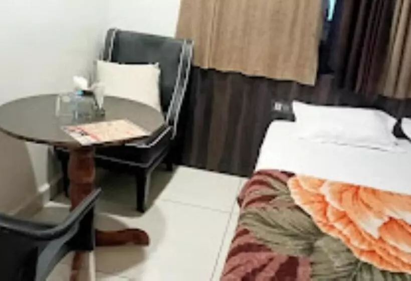 ホテル 100 Blu Madhya Pradesh
