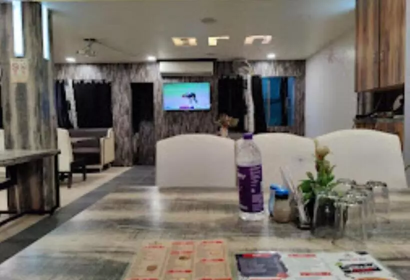 ホテル 100 Blu Madhya Pradesh