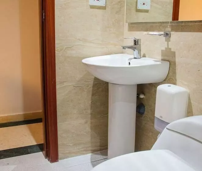 هتل Byhours Las Américas